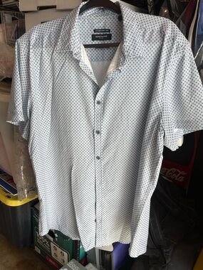 Kenneth Cole White Short-Sleeve Button-Up Shirt with Blue Microprint